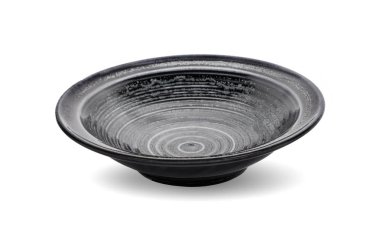 Beyaz arkaplanda izole edilmiş siyah boş tabak