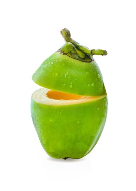 su damlası yeşil hindistan cevizi beyaz arkaplanda izole