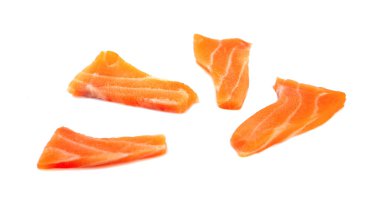 Beyaz arkaplanda soyutlanmış somon eti sashimi