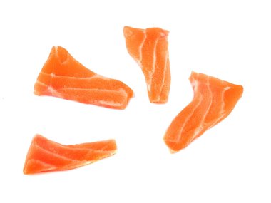 Beyaz arka planda somon balığı