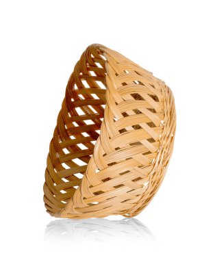 Beyaz arkaplanda izole edilmiş vintage dokuma sepeti