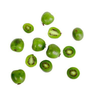 Mini kiwiberry beyaz arkaplanda izole edildi