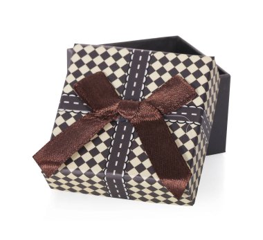 Hediyeler ve kahverengi yay altın kutusu om beyaz arka plan izole