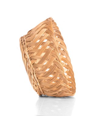 Hasır sepet beyaz arkaplanda izole edildi