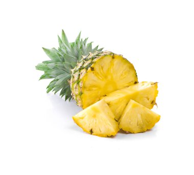 Beyaz arka planda izole edilmiş ananas dilimi