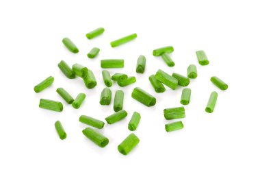 taze kesilmiş yeşil soğanlar izole edilmiş. 