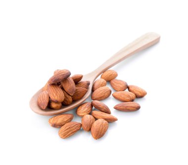 Badem beyaz arkaplanda izole edildi