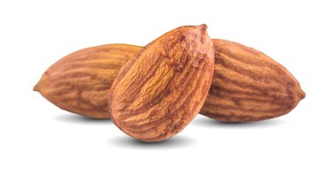 Badem beyaz arkaplanda izole edildi