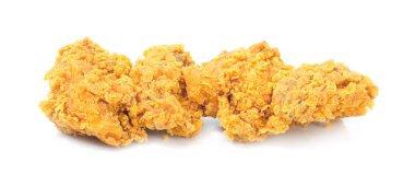 Kızarmış tavuk beyaz arka planda izole edilmiş