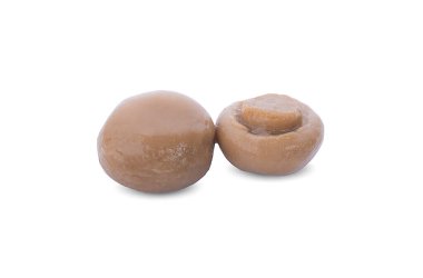 Beyaz arka planda taze çiğ şampiyon mantarları