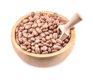 Beyaz arka planda izole edilmiş pinto fasulyesi yığını