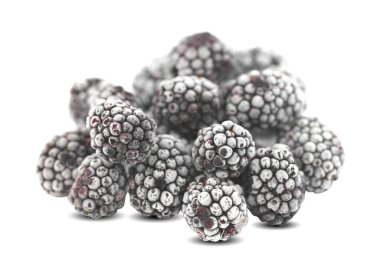 Donmuş böğürtlenler beyaz arkaplanda izole