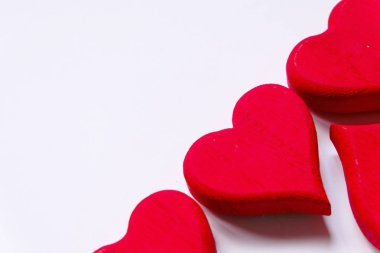 Beyaz zemin üzerine kırmızı ahşap el sanatları kalp sembolü ile kopya alanı metin veya logo için en iyi görünümü. Valentine's day Tema.