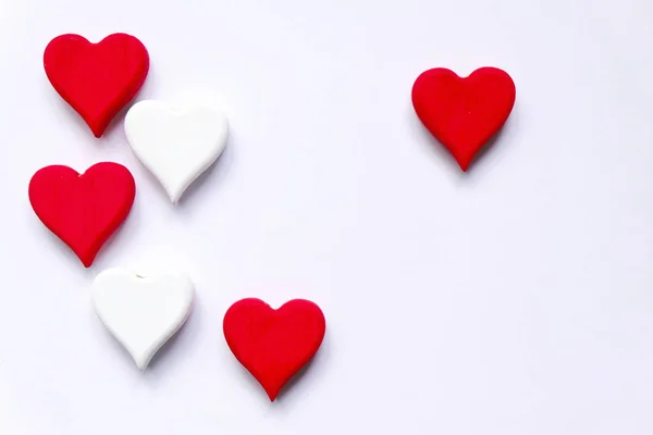木製の白と赤の上から見る白い背景の上のハートマークを手作り バレンタインの日のテーマ — ストック写真
