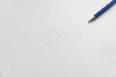 Beyaz kağıt üzerine kalem. Metin, logo ve benzeri şeyler için kopyala.