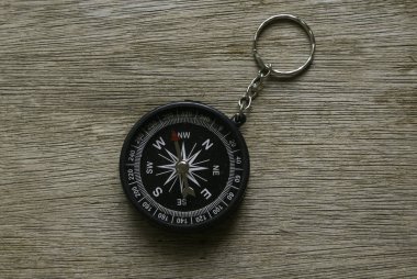 bir ahşap zemin üzerinde pusula.