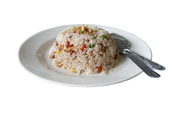 Gebratener Reis auf weißem Teller isoliert auf weißem Hintergrund. — Stockfoto