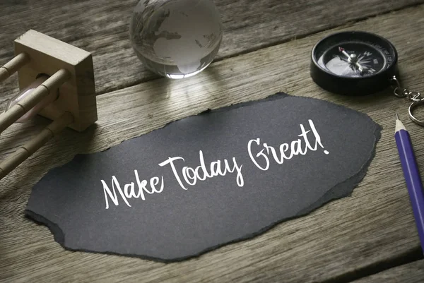 Піщаний годинник, скляна куля, компас і шматок чорного паперу, написаний "Make Today Great!" на дерев "яному тлі. — стокове фото