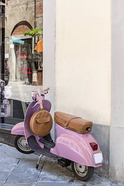 Różowa vintage Vespa skuter — Zdjęcie stockowe