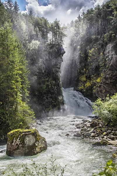 Alpin şelale — Stok fotoğraf