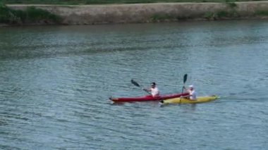 Arno Nehri üzerinde kürek amatörler