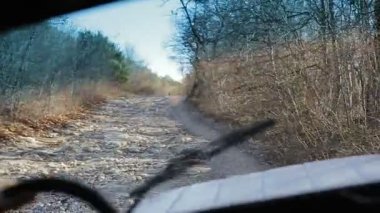 Steadicam bir off-road araç camdan ateş.