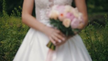 Gelin düğün buket gül ve peonies tutuyor. Düğün günü gelin buketi. Farklı buket. Güzel pembe, krem ve beyaz çiçekler buket
