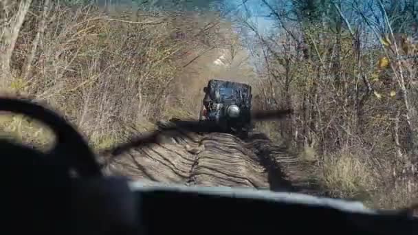 Aşırı otomatik Turizm. Stabilize kamera bir Dağa tırmanma bir cip izler. Stabilize kamera bir Dağa tırmanma bir cip takip eder. — Stok video