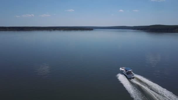 Barco de lujo para yates de motor que se mueve rápido en un río — Vídeos de Stock