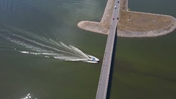 ブリッジの下に移動する高級モーターヨットボート. — ストック動画