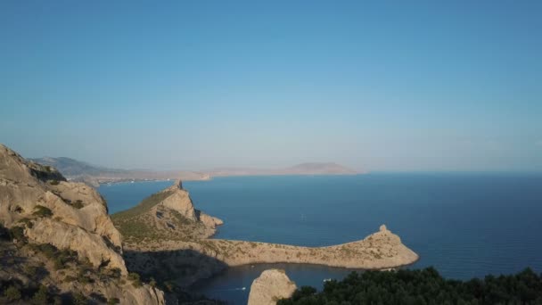 Vol aérien au-dessus d'une magnifique baie bleue en Crimée 