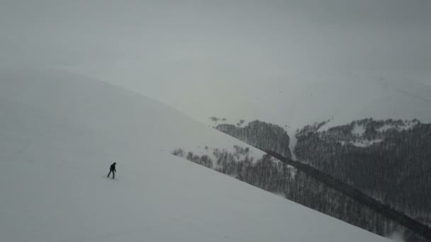 Luchtfoto van Snowboarder aflopende door een bergrug. Birds Eye View boven wit poeder sneeuw - Winter Extreme sport, Freeride. — Stockvideo
