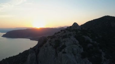 Günbatımı güzel Karadeniz ve dağlar üzerinde hava görünümünü günbatımı gökyüzü arka plan üzerinde