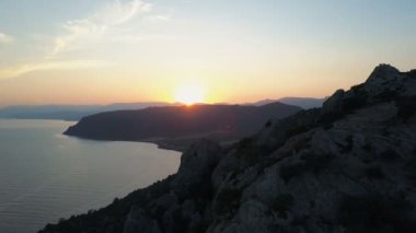 Günbatımı güzel Karadeniz ve dağlar üzerinde hava görünümünü günbatımı gökyüzü arka plan üzerinde