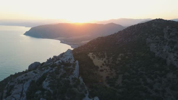 Vista aérea de la puesta de sol sobre el hermoso mar Negro y las montañas sobre un fondo de cielo puesta de sol — Vídeo de stock