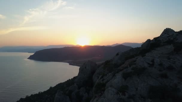 Vue aérienne du coucher du soleil sur la belle mer Noire et les montagnes sur un fond de ciel couchant 