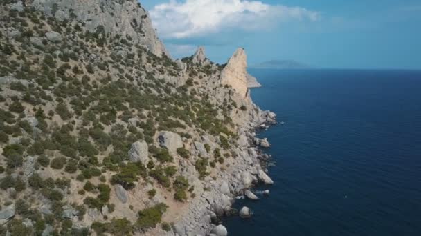 Incredibile vista della montagna Karaul-oba in Crimea. Colpo aereo di incredibile formazione rocciosa . — Video Stock