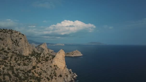 Fantastisk utsikt över Karaul-oba Mountain i Krim. Antenn skott av fantastisk klippformation. — Stockvideo