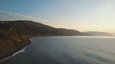 Gündoğumu üzerinde yükselen deniz ve dağlar yukarıda. Karadeniz kıyısında çok güzel bir sabah hava uçak atış.