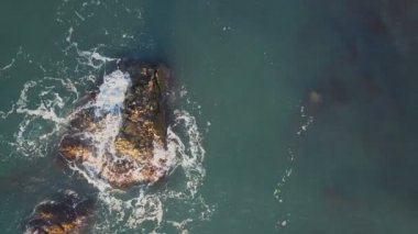 Karadeniz kayalarda yıkama dalgalar deniz hava atış. Yukarıdan görüntülemek.
