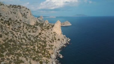 Hava atış şaşırtıcı dağlar ve kayalar üzerinde bir deniz kıyısı. Karaul-oba dağ Kırım '.