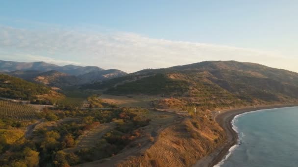 Lot nad brzegiem morza i gór na wschód słońca. Aerial drone strzał piękny poranek na brzegu Morza Czarnego. — Wideo stockowe