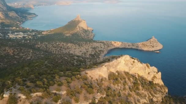 Antenn skott av fantastiska berg och stenar på en havsstrand. Karaul-oba Mountain i Krim. — Stockvideo