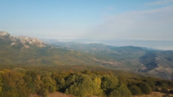 Tyčící se nad moře a hor na východ slunce. Letecká dron záběr krásné ráno na pobřeží Černého moře. — Stock video