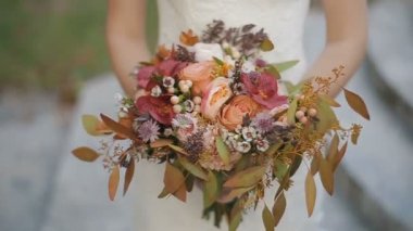 Gelin güzel düğün buket farklı çiçek tutuyor. Düğün günü gelin buketi. Güzel pembe, krem ve beyaz çiçekler buket