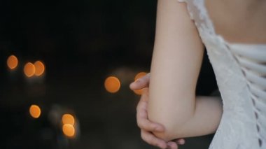 El damadın gelinin el hafifçe dokunarak. Tutan eller, mutlu damat ve gelin düğün çifti. Aşk gelin ve damat, düğün günü yaz aylarında genç Çift.