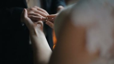 Gelin Damat parmağında yüzük takıyor. Gelin ve damat nikah yüzükleri değişimi.