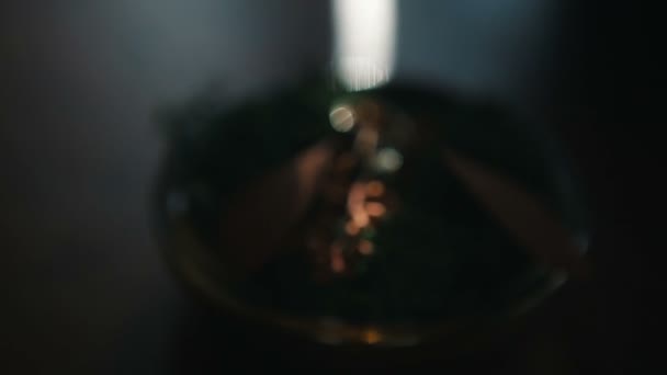 Anillos de boda dorados en una composición de flores en una caja de centro comercial. Hermoso juego de luz. accesorios primer plano de la boda. enfoque selectivo . — Vídeos de Stock