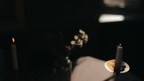 Brandende kaarsen en bloemen voor romantische Valentijnsdag. Valentijn romantiek hartvormige kaarslicht. Huwelijksaanzoek. — Stockvideo