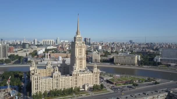 모스크바에서 호텔 우크라이나의 공중 전망입니다. 현대 모스크바 시의 중심부에 오래 된 소련 러시아 스탈린 고층 빌딩 Kutuzov 애비뉴 하루 트래픽. — 비디오